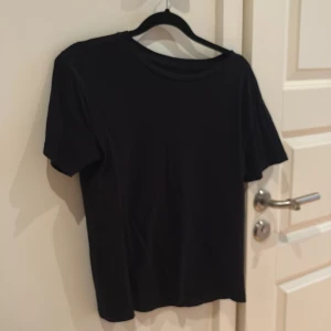 Svart basic t-shirt - Enkel T-shirt. Aldrig använd