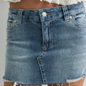 Blå jeanskjol med fransig kant - Säljer en snygg blå jeanskjol ifrån Nelly som är helt ny och aldrig använd då den ej passade, nypris 499kr. Storlek 40 men skulle säga att den passar en 38 mer.💞