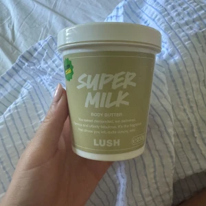 Lush Super Milk Body Butter 230g - Super Milk Body Butter från Lush i en vit plastburk med beige etikett. Innehåller 230g och har en fräsch, mjukgörande formula som ger huden en silkeslen känsla. Perfekt för dig som vill ha en återfuktande och lyxig body butter med härlig doft. Endast testad🤍💛🌼