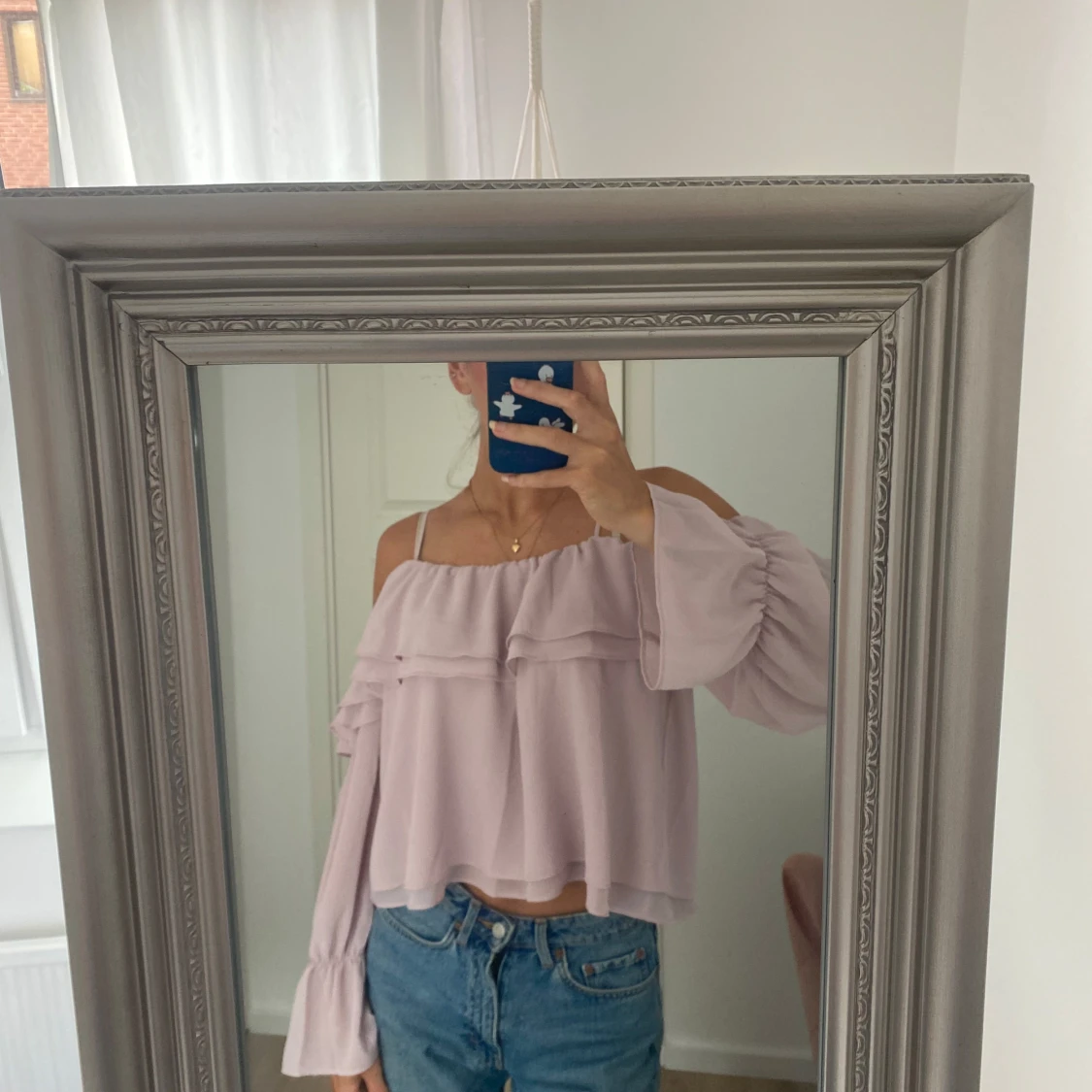 Ljuslila offshoulder blus med volang - 1