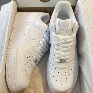 Nike Air Force 1 - Ett par helt nya Air force 1 i storlek 43 men dem kan passa 44, skorna är helt nya. Dem kostar 1500 ny pris men jag säljer för bara 900 kr. Priset går att diskuteras vid snabb köp