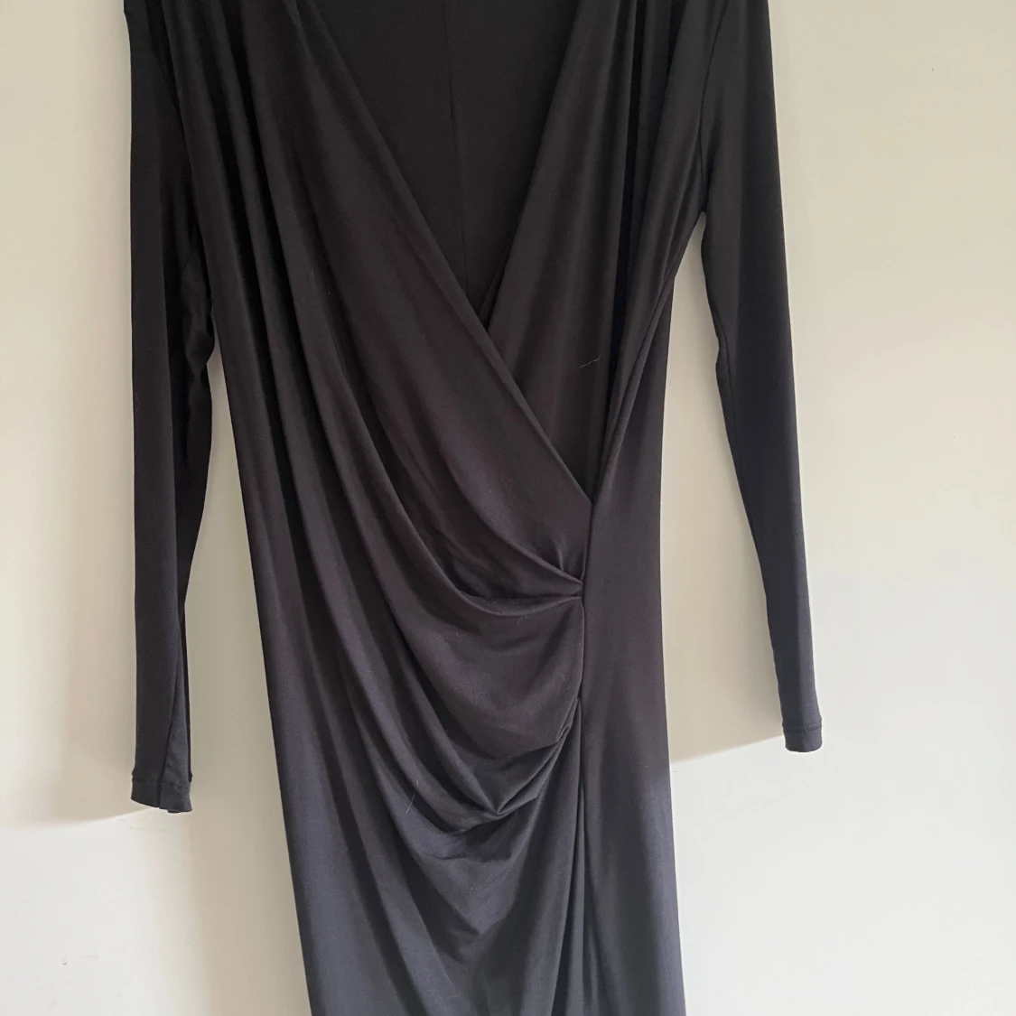 Svart omlottklänning från DAY