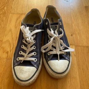 Mörkblå Converse All Star sneakers - Mörkblå Converse All Star sneakers. Använda men inga  defekter. 