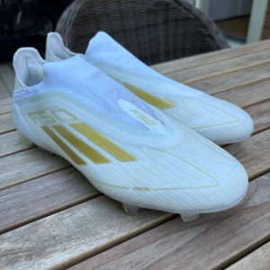 F50 Elite Laceless Firm Ground Fotbollsskor - Säljer ett par limited edition Adidas F50 Elite Laceless Firm Ground fotbollsskor i storlek 40. Nypris 3049 kr. Inköpta januari 2025. Provade en gång, i stort sett nyskick. 