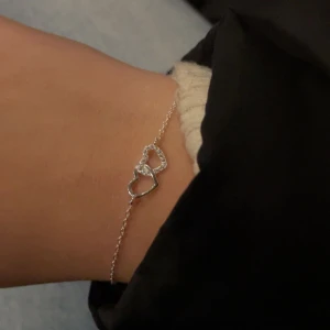Armband - Silver armband med två hjärtan💞