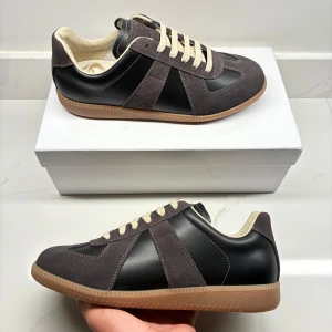 Maison Margiela Gats - En av dem få autentiska Maison Margiela Gats | Sprillans nya skick 10/10 | Storlek 43 och färgen svart/brun | KVITTO finns, box och dust-bag tillkommer vid köp | Hör av er för mer information/bilder!