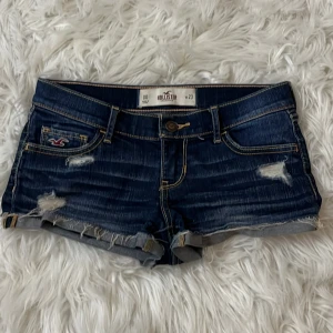 Lågmidjade jeansshorts  - Snygga mörkblå jeansshorts från Hollister. Perfekta för varma dagar och enkel att matcha med olika toppar. Storlek: w23