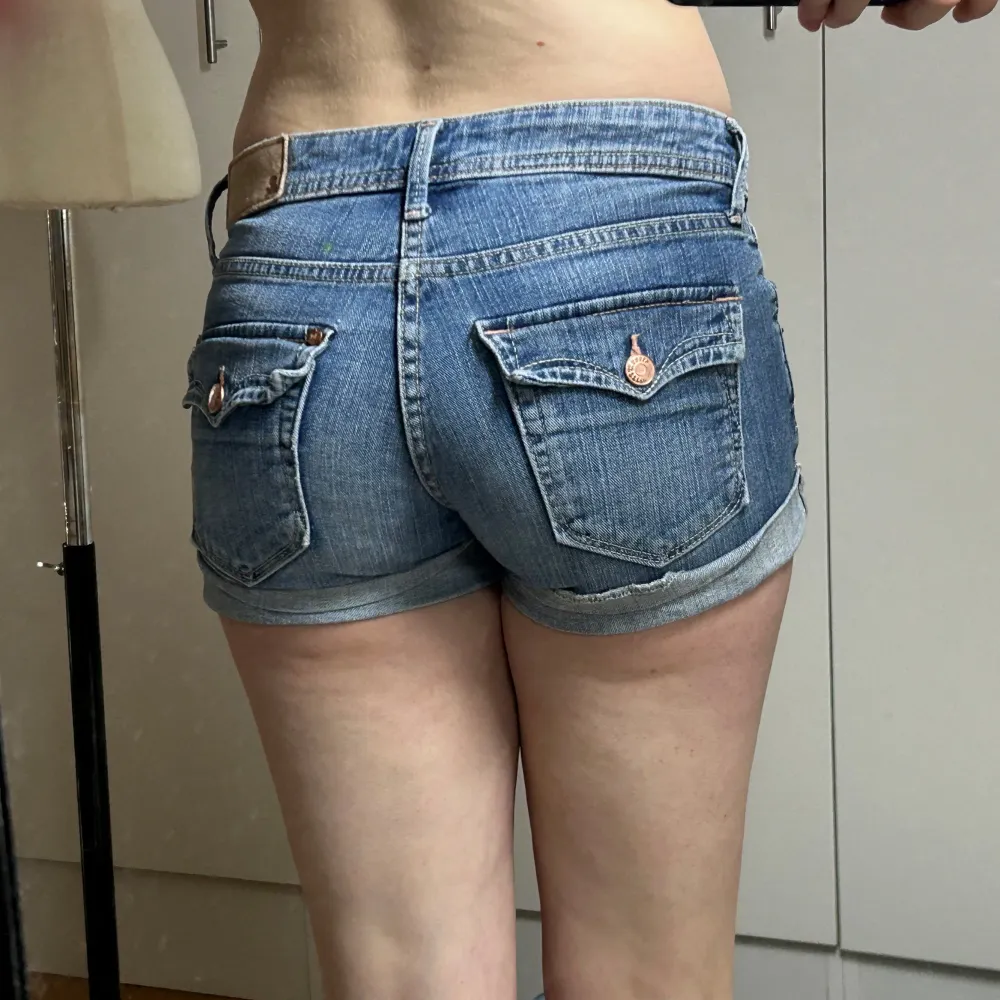 Lågmidjade jeansshorts i stolek 34. Midjemått:36. Köp sker via köp nu, jag postar inom 24h. Kvar tills markerad såld . Shortsit.