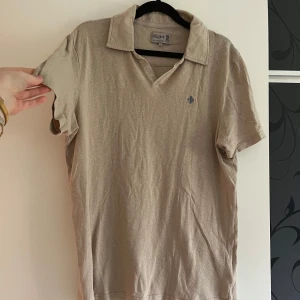 Beige piké t-shirt från Morris - Fin pikétröja från Morris. Använd en del men sparsamt. Skriv för fler detaljer eller bilder😇