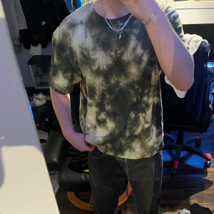 Grön och vit tie-dye t-shirt - Säljer en grön och vit tie-dye t-shirt med normal passform. Knappast använd så är i nyskick. Otroligt skönt material!
