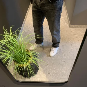 Grå jeans NEUW - Snygga grå jeansbyxor med en klassisk design. De har en ray straight fit, i storlek w30:32 Nypris 1300kr