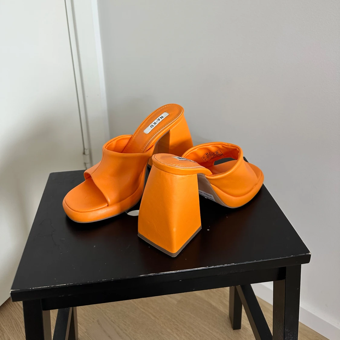 Orange klackade sandaler från NA-KD  - 1