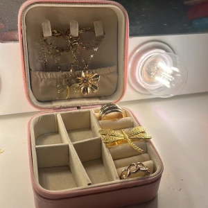 Smycken guld  - Säljer ett set med guldiga smycken: halsband med blomma och trollslända, samt tre ringar i guld! Kontakta gärna om prisförslag!💗