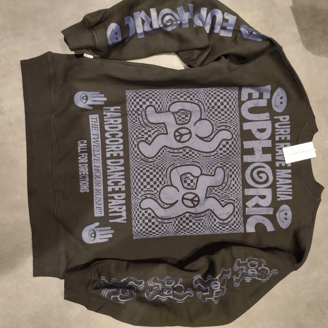 Ny! Svart sweatshirt med tryck från Vailent