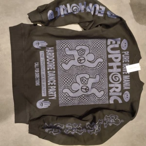 Ny! Svart sweatshirt med tryck från Vailent - Snygg svart med grafiska tryck i lila på både fram- och baksida samt ärmar. #ravemania