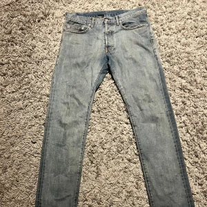 Dior homme jeans  - Dior homme silver coated jeans. Jeansen är från Kris Van Asches tidiga år hos dior och hans SS08 kollektion. De är helt vaxade vilket gör att Jenssen ser gråare ut än original färgen samt att de har silver vax över vissa delar av jeansen som ger ett glittrigt sken. Pris går att diskuteras!