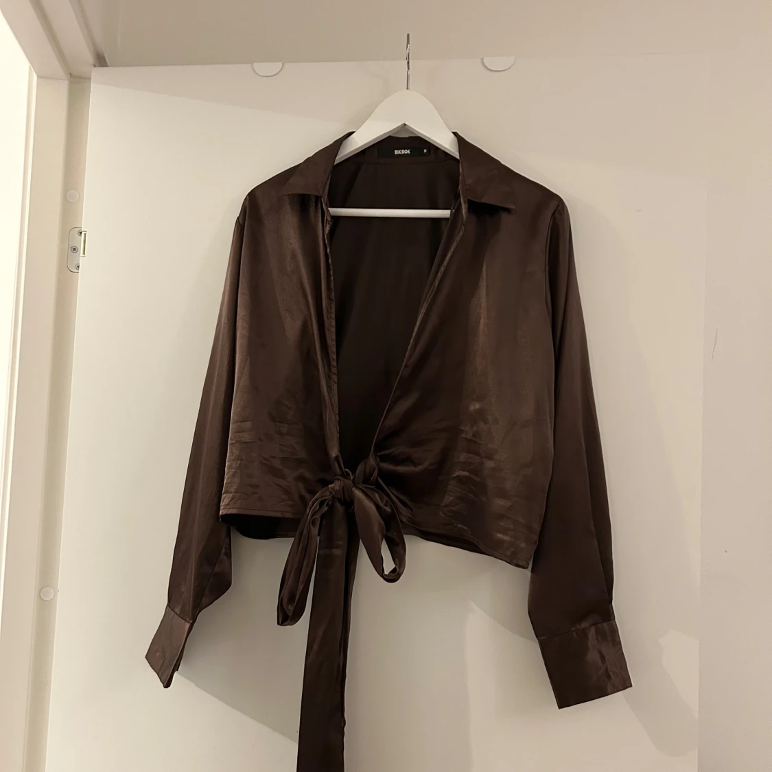 Brun satinblus med knyt framtill