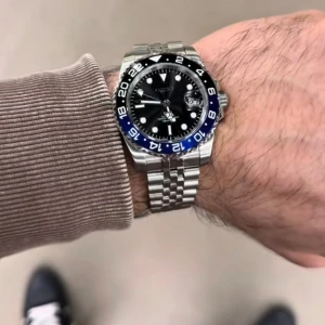 Seiko GMT-Master II Batman - Snygg Seiko GMT-Master II med svart och blå vridring, svart urtavla och silverfärgad länk i rostfritt stål. Klockan har tydliga index och datumfönster vid klockan tre. Perfekt för dig som gillar klassisk och sportig stil.