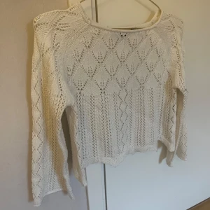 Vit stickad tröja  - Säljer en vit stickad tröja. Tröjan är cropad och har trekvartsärmar. Perfekt för lager-på-lager.🩷