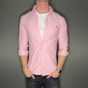 Ralph lauren skjorta - Hej säljer nu min fina Ralph lauren skjorta i storlek S. Den är i nyskick och kommer vara otroligt snygg nu i vår och framåt sommaren. Nypris cirka 1600kr! Vi kommer att sälja liknande produkter nu i vår och närmare sommar så glöm inte följa profilen!🌊🍾