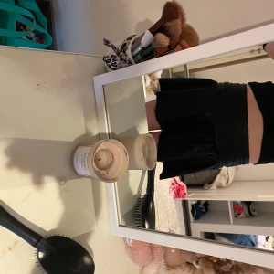 Skin kjol - Säljer en svart fejk skin kjol som jag köpt på Gina, den är ändats använd 1 gång och är i gott skick! Tvättas innan jag skickar den som vanligt!❤️