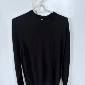 Svart tröja från H&M - En klassisk svart långärmad tröja från H&M i storlek L. Tröjan har rund halsringning och är enkel i modellen, perfekt för en stilren look. Materialet känns mjukt och passar bra till många olika outfits.