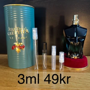Le Beau Le Parfum från Jean Paul Gaultier 3ml - Säljer en flaska Le Beau Le Parfum från Jean Paul Gaultier. Doften har söta, träiga och kokosnötsnoter med inslag av amber och vanilj. Därför blir den perfekt för den som vill ha en tropisk och kryddig touch till en dag på stranden 🏖️Priset står för 3ml, 3ml är ungefär 30st sprays. Nypris ca 1100kr. FINNS ÄVEN I 2,3,5,10ML KOLLA PROFILEN FÖR ANDRA STORLEKAR ! 2ml 29kr | 3ml 49kr | 5ml 69kr | 10ml 119kr | 