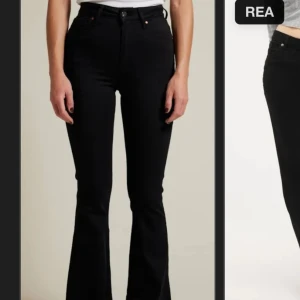 Bikbok utsvängda högmidjade jeans  - Svarta jeans, använda få gånger inga defekter. Nypris 600kr