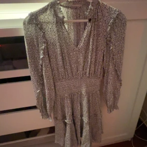 Blommig klänning från Designers Remix - Supersöt blommig klänning från Designers Remix med v-ringning, jätte osäker på storlek men tror den skulle kunna vara xs/s då den är ganska liten/kort. Osäker på pris också