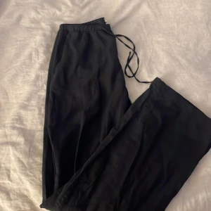 Svarta linnebyxor från Gina Tricot - Svarta linnebyxor från Gina Tricot med snöre i midjan. Storlek XS men passar också S och ev M. Är i TALL men passar också normallånga. Helt oanvända och endast testade, hör av er vid funderingar ❣️