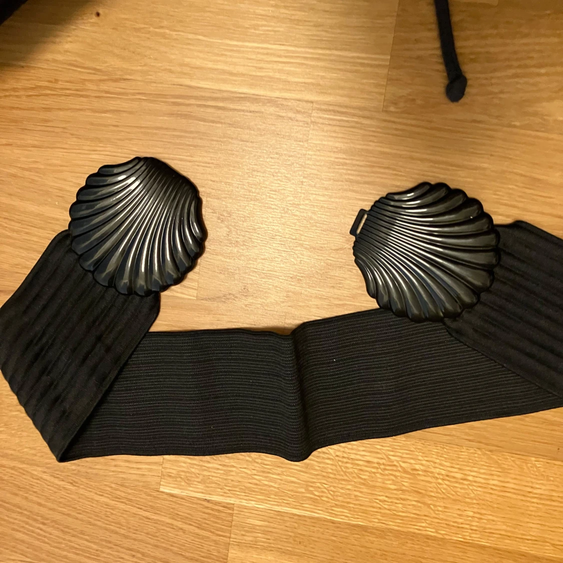 Svart brett midjebälte med snäckformade detaljer - 1