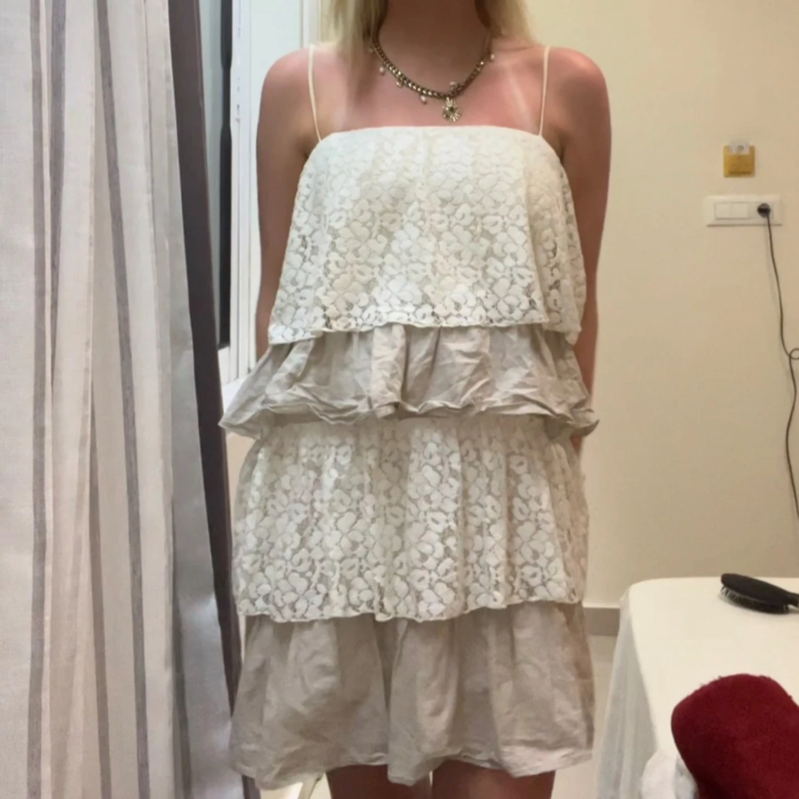 Vit och beige volangklänning med spets - 1