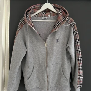 Burberry zip hoodie  - Säljer min killes burberry hoodie i storlek M. mycket bra skick 