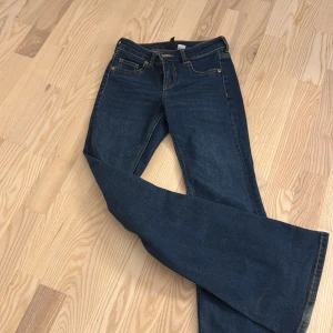 Mörkblå jenas hm - Säljer dessa populära lågmidjade jeans från hm storköket 32💕