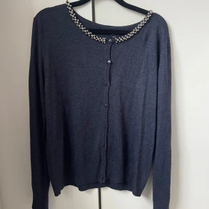Kofta med pärlor - Mörkblå kofta med pärlor runt kragen. Så fin