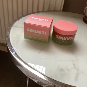 Smuuti Skin Watermelon Sorbet Balm - Säljer en Smuutti Skin Watermelon Sorbet Balm(cleanser balm), som är använd en gång(se bild 2) men förpackning finns kvar.Köpte den för 200 kr men säljer den nu för 50 eftersom jag har en annan🫶köpare står för frakt!!💕