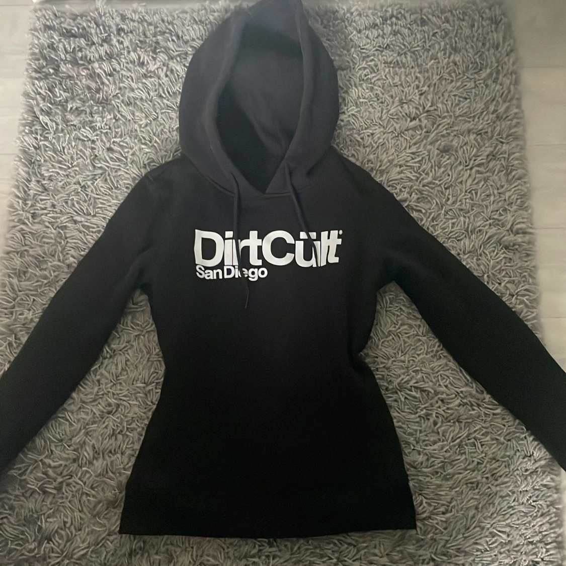 Svart hoodie från DirtCult 
