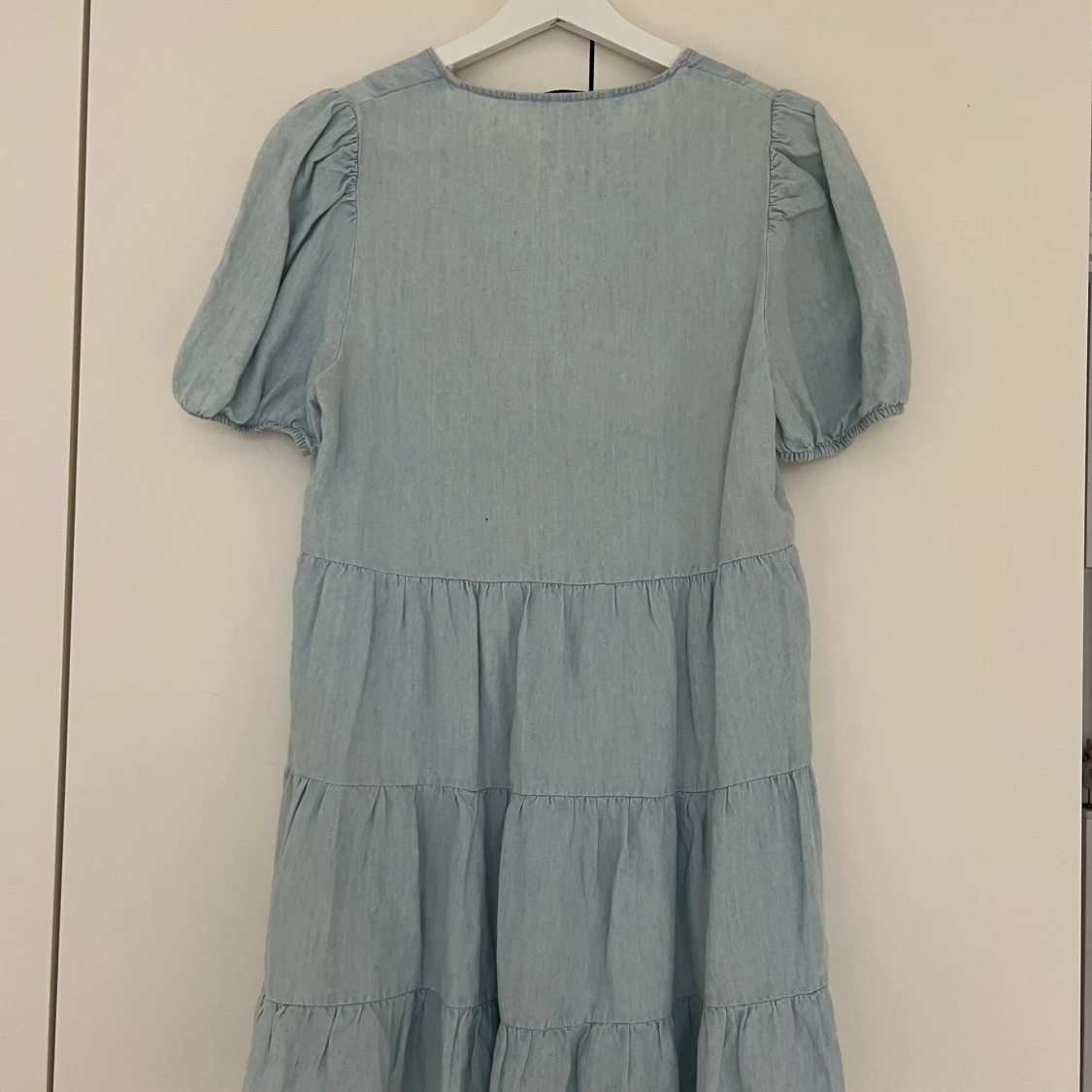 Ljusblå kortklänning med v-ringning från Zara - 1