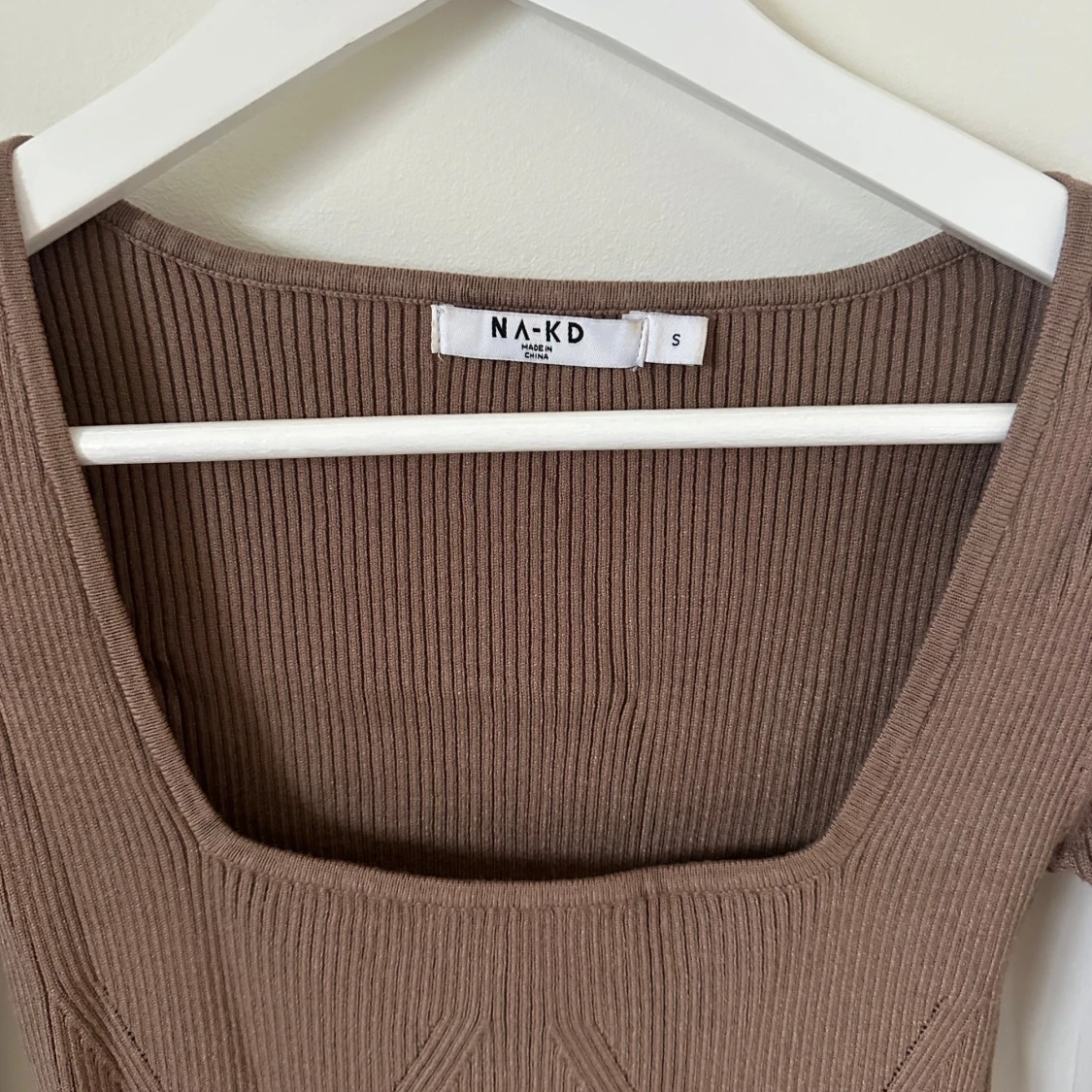 Brun ribbad långklänning från NA-KD - 3