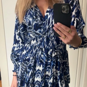 Blå och vit mönstrad kort volangklänning - Säljer en blåvit volangklänning från Zara i storlek S. Säljer den på grund av att den är för kort för mig, vilket inte är konstigt då jag är 180 cm❤️Klänningen har gått ur Zaras sortiment och säljs inte längre då jag köpte den för ett år sedan🥰