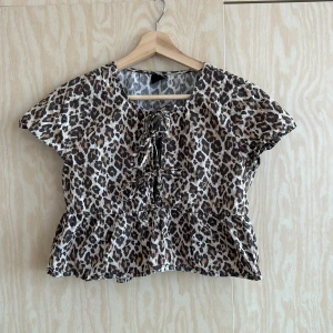 Leopardmönstrad blus med knyt från Gina Tricot - Jätte cute till sommaren🌸