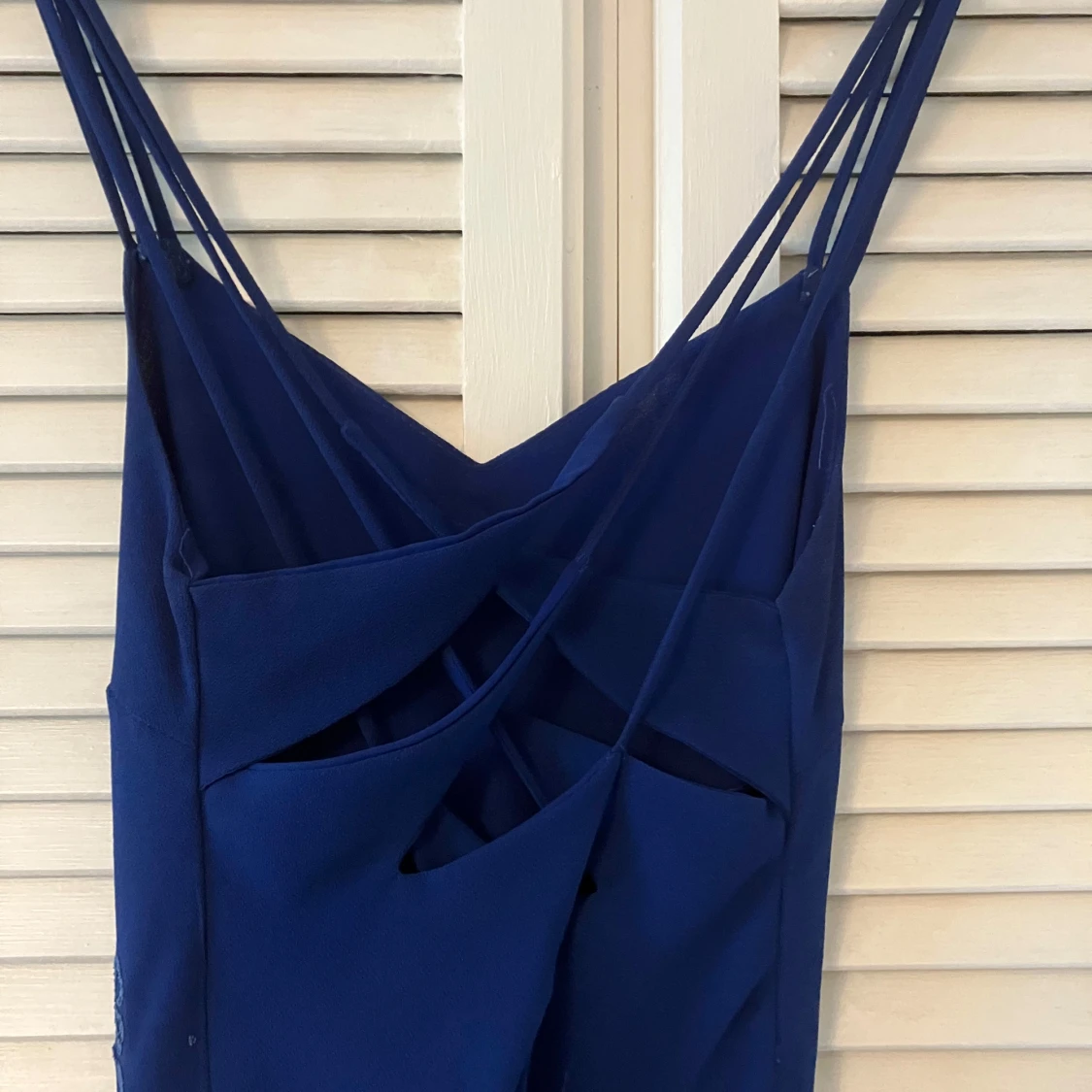 Tjusig klänning med blommigt mönster och tunna axelband - 1