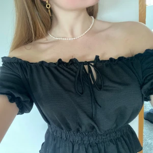 Svart topp - Super söt svart topp från Ginatricot!! Använd fåtal gånger och är i superbra skick!💕🙌🏾