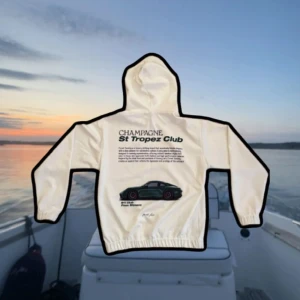 Vit hoodie från Forset Society St Tropez Club - Vit hoodie med tryck på ryggen från Forset Society St Tropez Club. Stor bilgrafik och text på baksidan, samt liten logga på bröstet. Huva med dragsko och ribbade muddar. Hör gärna av er vid intresse! Skulle också säga att den sitter mer som M