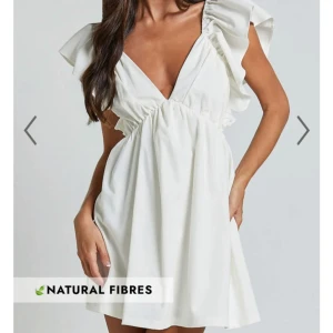 Vit kortklänning med volangärmar - Superfin vit klänning med volangärmar, passar perfekt till studenten. 