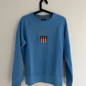 GANT tröja  - Tja! Säljer en helt ny Gant tröja i strl S. Tröjan har använts vid 2 tillfällen och det förekommer inga defekter eller liknande på tröjan. Nypris 1350kr. Vid minsta lilla fundering tveka inte på att höra av er! Buda gärna!