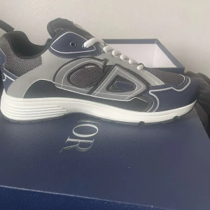 Dior b30 - Riktigt feta dior b30s skorna är helt nya pris är inte hugget i sten mvh Erik kvitto och allt og finns med såklart 