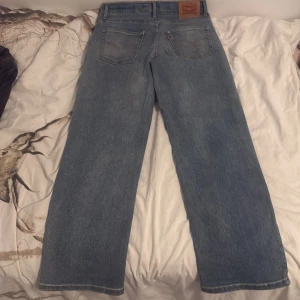 Levi's blå jeans 502 Tapered - Jeans köpa ifrån KidsBrandStore. Klassiska blå jeans från Levi's i modellen 502 Tapered. Jeansen har fem fickor, de är ganska baggy och pris kan diskuteras ✅