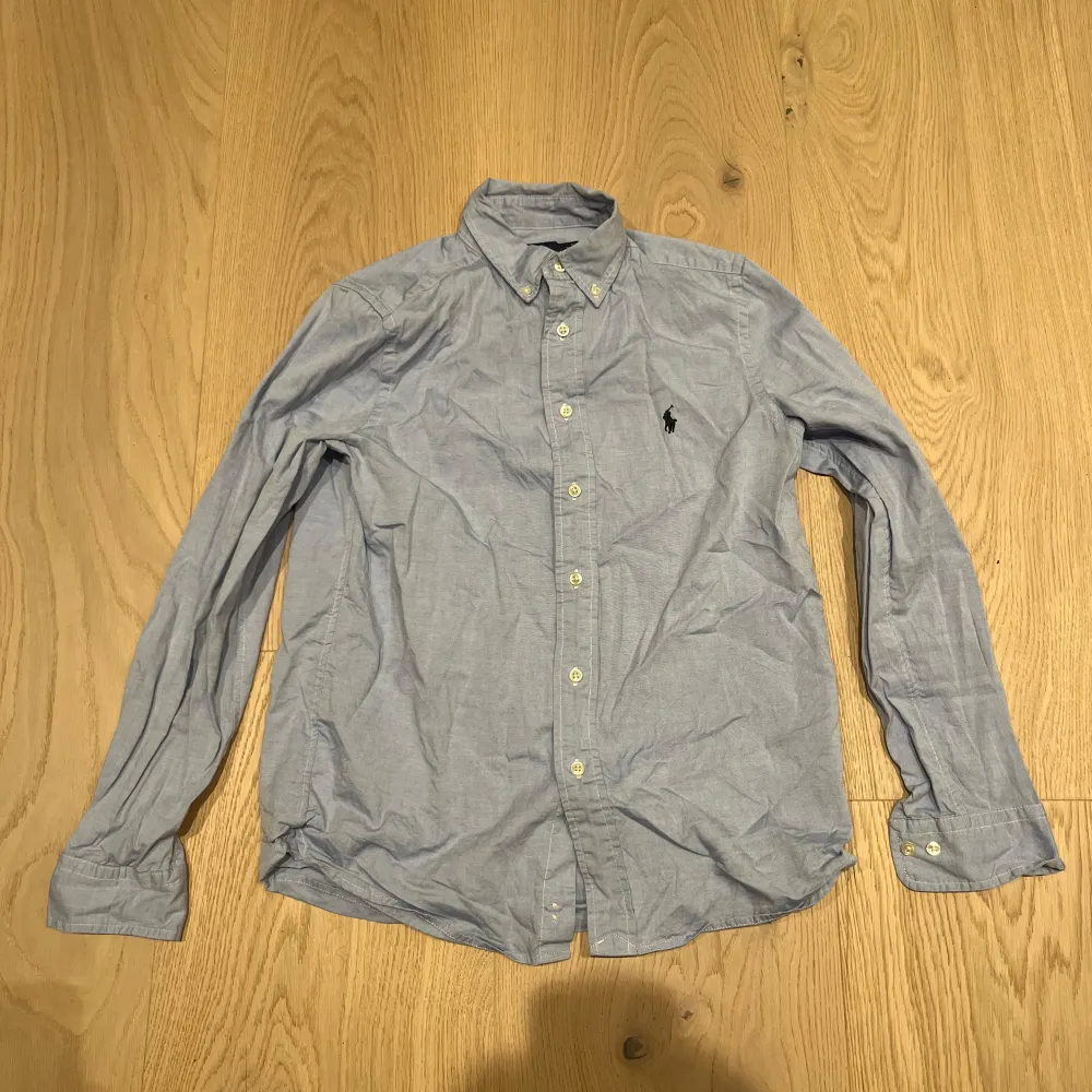 Säljer denna feta Ralph lauren skjorta som är perfekt nu till våren och sommaren. Den är i storlek 14-16 år och passar sig som är runt 160. Skicket på skjortan är bra då den använts sparsamt. Nypris ligger på 999kr, mitt pris är endast 449. Skriv vid minsta funderin eller fråga. . Paidat.