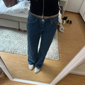 Jeans  - Säljer dessa otroligt snygga low waist jeansen från NAKD i strl 36 i färgen ”mellanblå”. De är endast använda 2 gånger, men då de är rätt långa så har de fått lite skav längst ner, dock inget som syns eller stör när man har dem på:) Går över skon på mig som är 176💕 Nypris 699kr, kom med bud:)